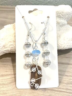 17. Elegant Silver-Tone Sea Glass & driftwood Pendant Necklace Set